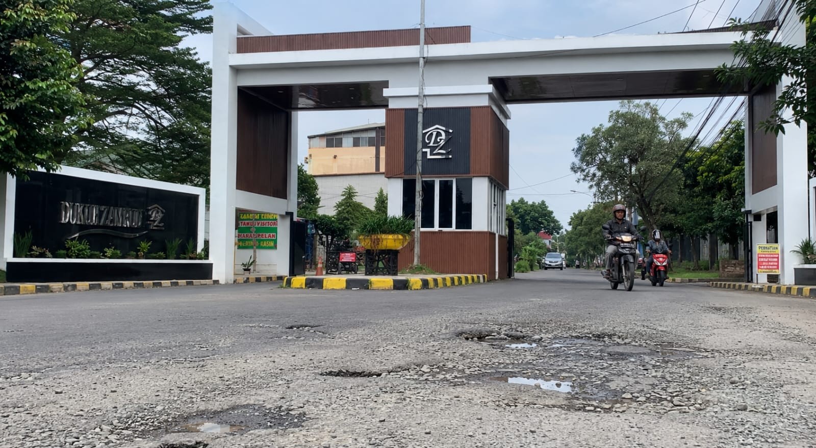 Gapura Megah Jalan Rusak Tetap Terabaikan IMG-20260509-WA0022.jpg