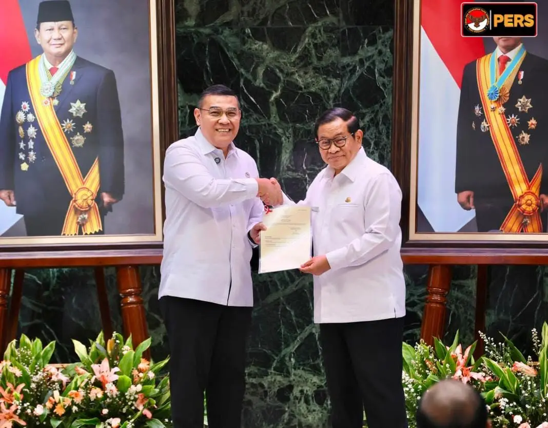 Wamen Ossy Serahkan 499 Sertipikat ke Gubernur Pramono Anung Pada HUT DKI Jakarta ke-499 IMG-20260624-WA0025.webp