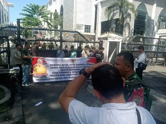 Gelar Aksi, GMPET-SU Minta Oknum Pimpinan DPRD Sumut Diperiksa Terkait Dugaan Keterlibatan Makelar Proyek IMG-20260707-WA0002.webp