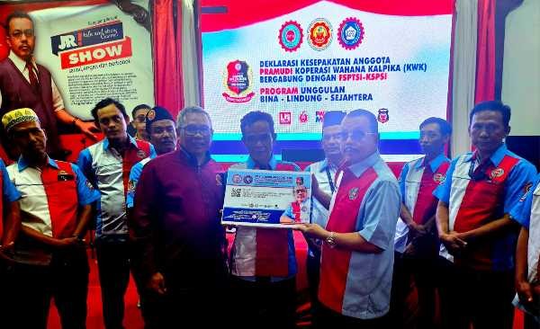 4.000 Pramudi KWK Jakarta Bergabung di FSPTSI-KSPSI Pimpinan Jusuf Rizal. Siapkan Beasiswa Bagi Pengemudi
