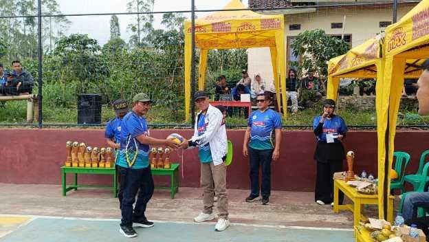 Kadispora Garut Resmi Buka Turnamen Bola Voli Antar-Desa di Cigedug