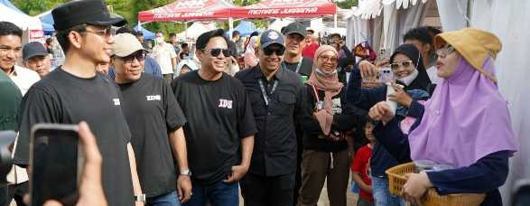 Di Tengah Hingar Bingar Indonesian Drift Series 2026, Bupati Egi Sempatkan Jajan Dagangan Pelaku UMKM