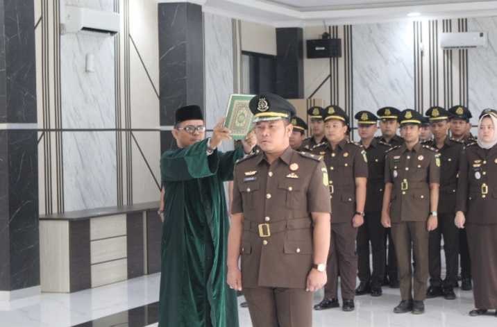 Kajari OKU Lantik Kasi Intelijen Dan 17 PNS Perkuat Kinerja Penegakan Hukum Kajari OKU