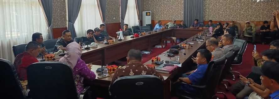 Sekretariat DPRD Lampung Selatan Menerima Audiensi Pendemo Ormas GARUDA di Ruangan Banggar