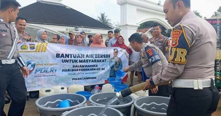 Ditlantas Polda Lampung Salurkan 16.000 Liter Air Bersih Untuk 100 KK di Pesawaran Sambut HUT Bhayangkara ke-80