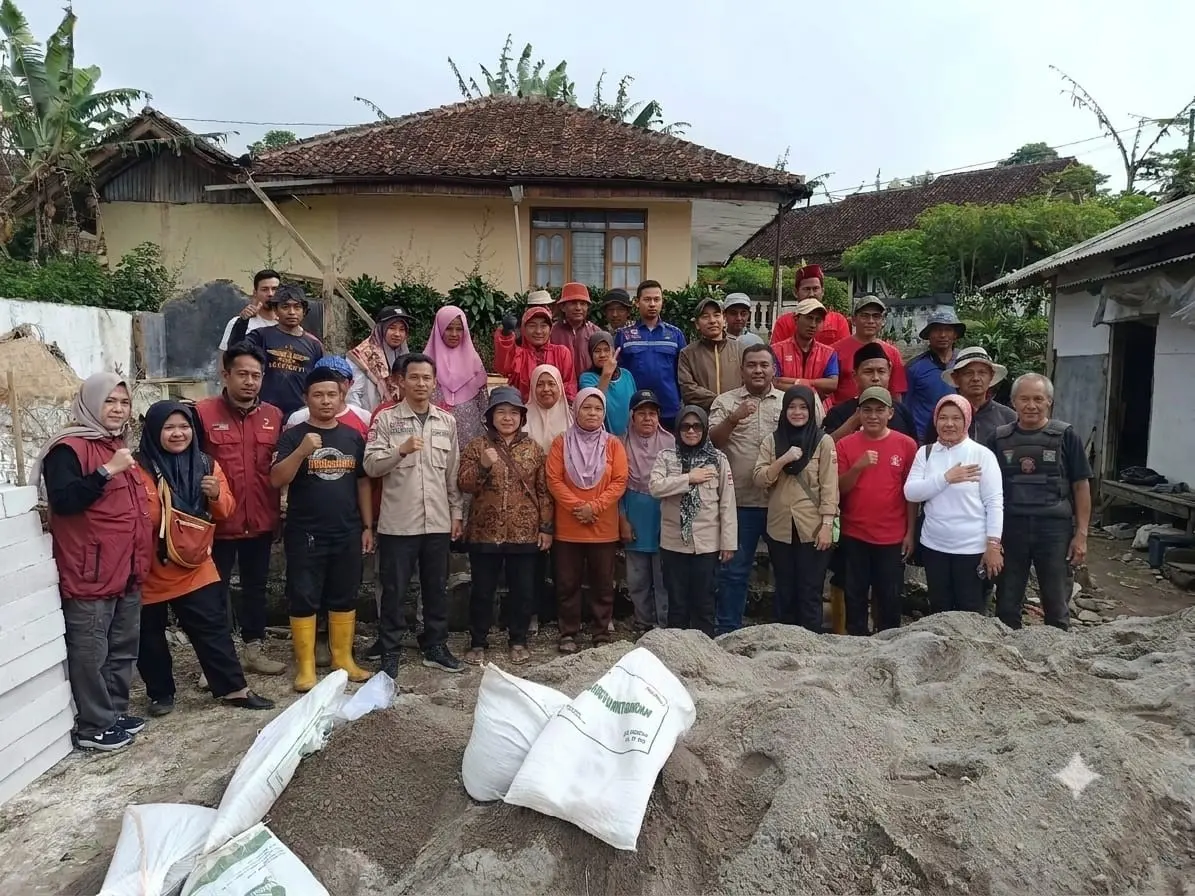 Dinsos Garut Terjunkan Pilar Sosial Bantu Rehabilitasi Rumah Ibu Minawati di Cilawu