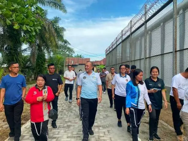 Gelar Jumat Sehat, Plt. Kepala Lapas Narkotika Langkat Pimpin Jalan Santai Sekaligus Kontrol Area Brandgang