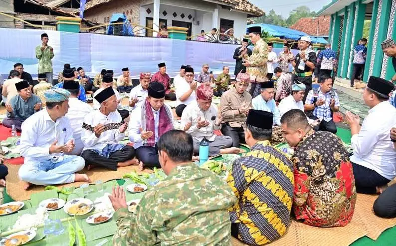 Hujan Tak Surutkan Semangat Warga, Bupati Radityo Egi Hadir Menguatkan Tradisi Sedekah Bumi yang Mengakar 206 Tahun