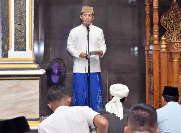 Di Tengah Gema Takbir Desa Kemukus, Bupati Egi Ajak Warga Rawat Hakikat Kurban Melalui Aksi Bersih Lingkungan