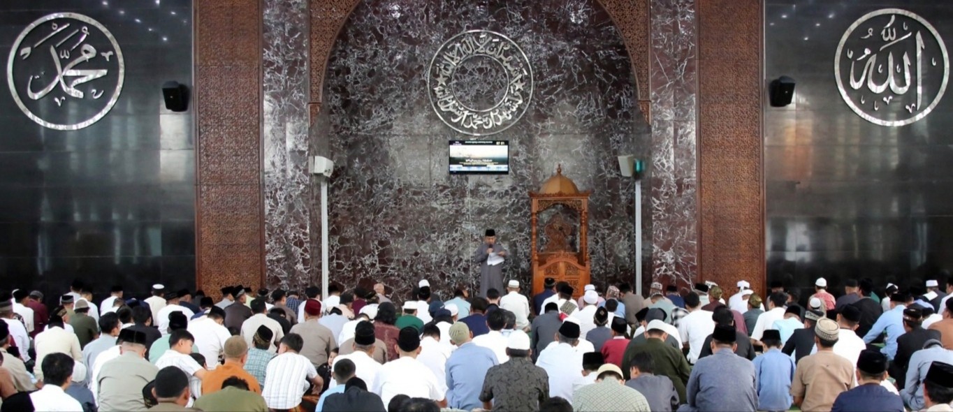 Ratusan Warga Khidmat Salat Iduladha di Masjid Agung Kalianda, Pemkab Lampung Selatan Distribusikan 36 Sapi Kurban Hingga ke Pelosok