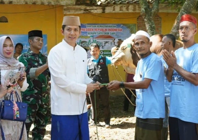 Bupati Egi Serahkan Sapi Kurban Raksasa 1.051 Ton dari Presiden Prabowo untuk Warga Jati Agung
